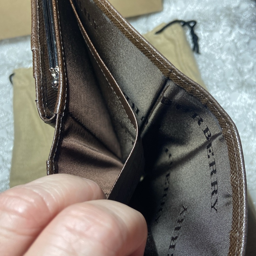 Burberry EUC KissLock Wallet COA,Dust bag,care card - Picture 11 of 17